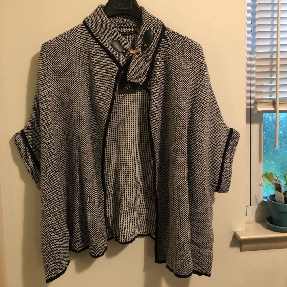 NWT One Size Cape